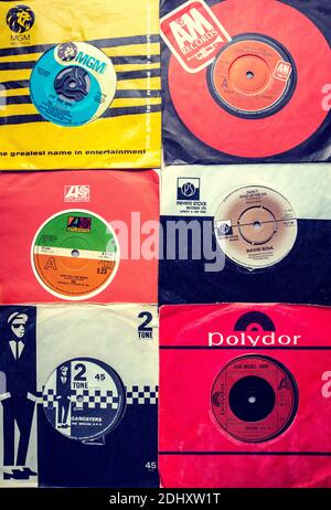 Selezione di sette pollici singoli su vinile con buste di carta originali Foto Stock