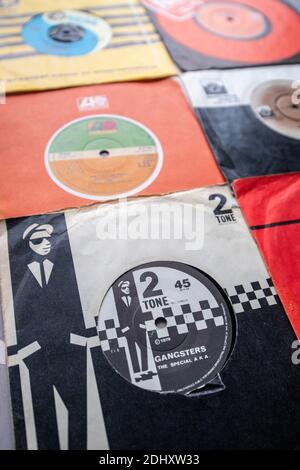 Selezione di sette pollici singoli su vinile con buste di carta originali Foto Stock