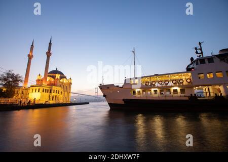 Ortakoy Buyuk Mecidiye moschea nella città di Istanbul, Turchia Foto Stock