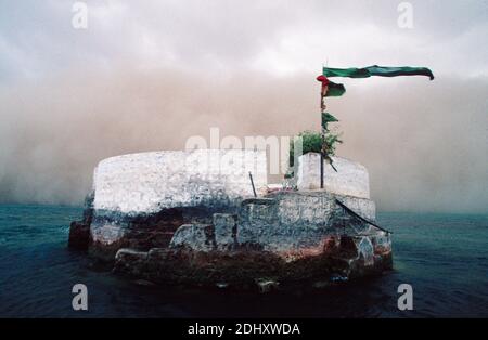 Tomba di Noori, Lago Keenjhar, Sindhi, Pakistan Foto Stock