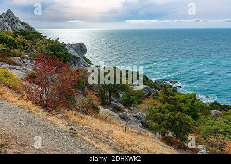 Paesaggio della costa del mare e dello spazio acquatico del mare. Costa del Mar Nero in Crimea. Foto Stock