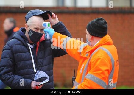 Ipswich, Regno Unito, 12 dicembre. 2020. I fan di Home arriveranno in vista della partita della Sky Bet League 1 tra Ipswich Town e Portsmouth a Portman Road, Ipswich, sabato 12 dicembre 2020. (Credit: Ben Pooley | MI News) Credit: MI News & Sport /Alamy Live News Foto Stock