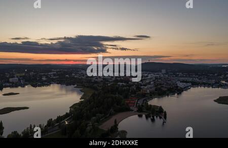 Vista panoramica della città di Kuopio al tramonto con i laghi che circondano la città vista dall'alto, Finlandia Foto Stock