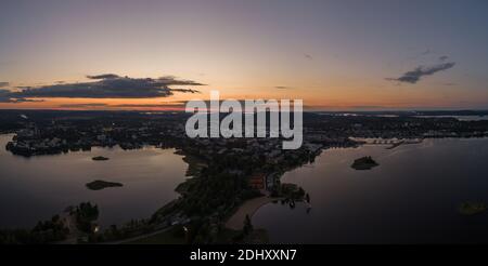 Vista panoramica della città di Kuopio al tramonto con i laghi che circondano la città vista dall'alto, Finlandia Foto Stock
