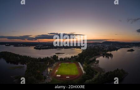 Panorama della città di Kuopio con lo stadio in primo piano al tramonto, Finlandia Foto Stock