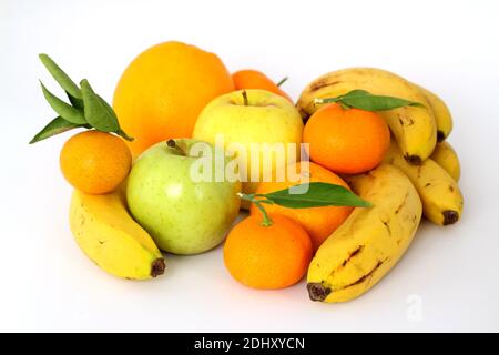 Frutta tangerini, mele e banane su sfondo bianco Foto Stock