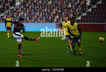 Campionato Scozzese - cuore di Midlothian contro Regina del Sud. Tynecastle Park, Edimburgo, Midlothian, Regno Unito. 12 dicembre 2020. I cuori ospitano la Regina del Sud nel Campionato Scozzese al Tynecastle Park di Edimburgo. PIC mostra: Il rout è completo come centrocampista HeartsÕs, Josh Ginnelly, spara a casa il suo sideÕs sesto obiettivo in tempo di infortunio. Credit: Ian Jacobs/Alamy Live News Foto Stock