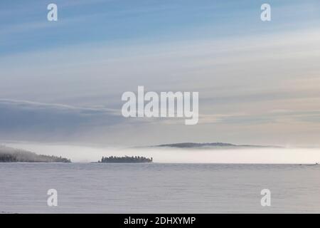 Inari, Lapponia, Finlandia - 2 marzo 2020: Tempesta di neve su un lago ghiacciato coperto di neve in Lapponia. Foto Stock
