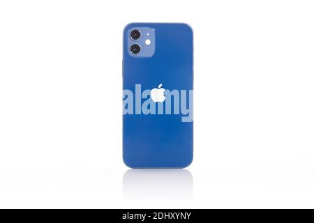 Bratislava, Slovacchia - 07 dicembre 2020. IPhone 12 Blu isolato su sfondo bianco. Foto Stock