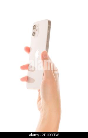 Bratislava, Slovacchia - 07 dicembre 2020. IPhone 12 Bianco in femmina isolato a mano. Foto Stock