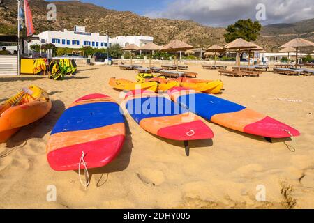 IOS, Grecia - 20 settembre 2020: Attrezzature per sport acquatici sulla spiaggia di Mylopotas. Isola di iOS, Grecia Foto Stock