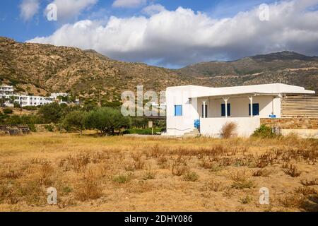 Splendida architettura cicladica vicino alla spiaggia di Mylopotas sull'Isola di iOS. CICLADI, Grecia Foto Stock