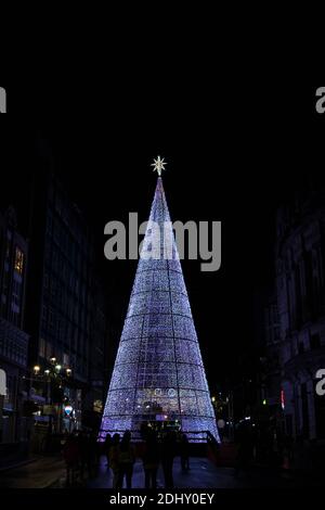 Vigo, Spagna - 07 dicembre 2020: Tradizionale albero di natale con luci a LED per le strade di Vigo durante le covide restrizioni Foto Stock