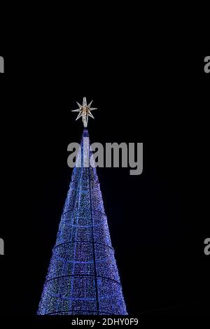 Albero di natale tradizionale con luci a LED per le strade di Vigo Foto Stock