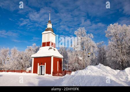 Chiesa rossa coperta di neve a Jukkasjarvi, provincia di Kiruna, Lapponia, Svezia Foto Stock