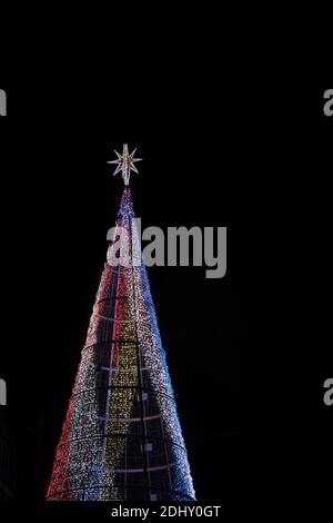 Albero di natale tradizionale con luci colorate a LED Foto Stock