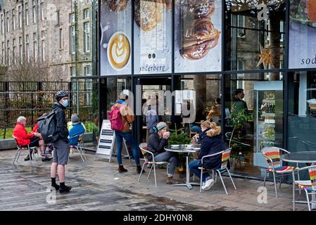 Clienti seduti ai tavoli fuori Soderberg The Meadows sulla Middle Meadow Walk a Edimburgo, Scozia, Regno Unito. Foto Stock