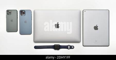 STARIY OSKOL, RUSSIA - 10 DICEMBRE 2020: Set di dispositivi Apple Company di macbook Air, ipad, iwatch e iphone 12 pro e 11 pro Foto Stock