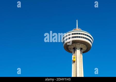 La torre Skylon a Niagara Falls, Ontario, Canada, contro il cielo blu chiaro Foto Stock