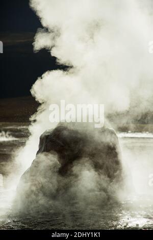 Un cono di geyser o un tumulo di spruzzi presso il campo geyser El Tatio e l'area geotermica, alta nelle Ande, nella regione di Atacama, nel Cile settentrionale, in Sud America Foto Stock