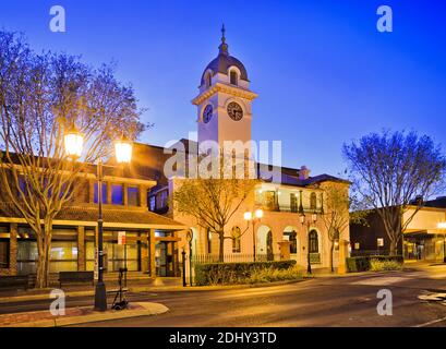 Edifici storici nella città rurale reguionale dell'Australia - Dubbo, all'alba. Foto Stock