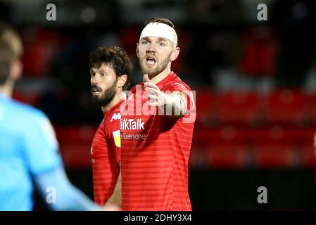 Salford, Regno Unito. 12 dicembre 2020. Ashley Eastham di Salford City guarda sopra. EFL Skybet Football League Two match, Salford City contro Cheltenham Town al Peninsula Stadium di Salford, Greater Manchester, sabato 12 dicembre 2020. Questa immagine può essere utilizzata solo per scopi editoriali. Solo per uso editoriale, è richiesta una licenza per uso commerciale. Nessun uso in scommesse, giochi o un singolo club/campionato/giocatore publications.pic di Chris Stading/Andrew Orchard sports photography/Alamy Live News Credit: Andrew Orchard sports photography/Alamy Live News Foto Stock