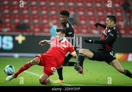 Berlino, Germania. 12 dicembre 2020. Robert Lewandowski FC Bayern Monaco di Baviera infetta con Christopher Trimmel FC Union Berlin FC Union Berlin - FC Bayern Monaco di Baviera 12.12.2020 stadio e der alten Foersterei Football 1 . Bundesliga Saison 2020 / 2021 Credit: Diebilderwelt / Alamy Live News Foto Stock