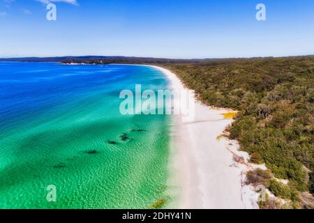 Sabbia bianca di silice della spiaggia di Hyams nella remota area della baia di Jervis in Australia - vista aerea in una giornata di sole. Foto Stock