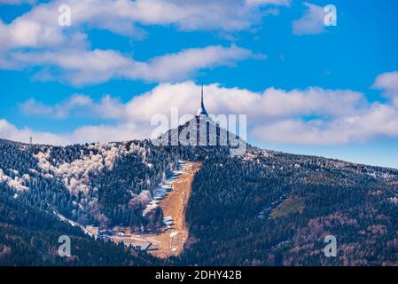 Jested - albergo di montagna e trasmettitore in sole giornate invernali, Liberec, Repubblica Ceca. Foto Stock