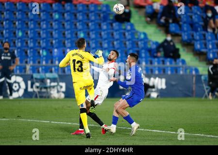 David Soria di Getafe e Youssef en-Nesyri di Siviglia durante il campionato spagnolo la Liga partita di calcio tra Getafe CF e Sevilla FC il 12 dicembre 2020 al Colosseo Alfonso Perez a Getafe vicino Madrid, Spagna - Foto Oscar J Barroso / Spagna DPPI / DPPI / LM Foto Stock