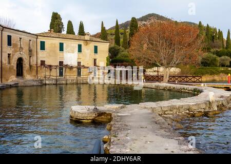 Punta San Vigilio forma una penisola che chiude a nord-ovest il Golfo di Garda. In questa piccola prominenza ci sono una villa, una chiesa, un i storico Foto Stock