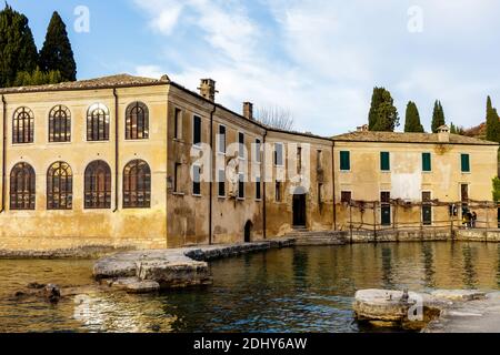 Punta San Vigilio forma una penisola che chiude a nord-ovest il Golfo di Garda. In questa piccola prominenza ci sono una villa, una chiesa, un i storico Foto Stock