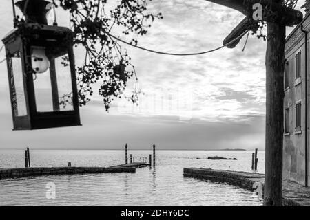 Punta San Vigilio forma una penisola che chiude a nord-ovest il Golfo di Garda. In questa piccola prominenza ci sono una villa, una chiesa, un i storico Foto Stock