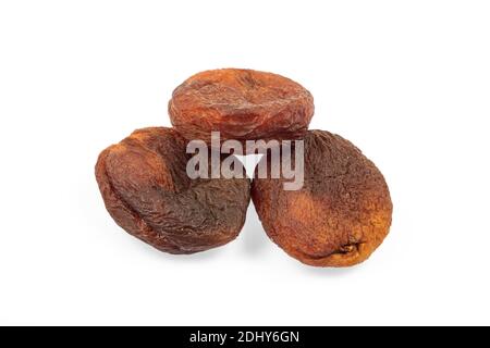 Albicocche biologiche asciugate con cura al sole. Albicocche secche isolate su sfondo bianco. Foto Stock
