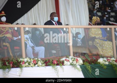 il presidente del Kenya, Uhuru Muigai Kenyatta, e sua moglie, la prima signora Margaret Kenyatta, allo stadio Nyayo di Nairobi durante la 57a celebrazione del Jamhuri Day (in Swahili Republic Day). Foto Stock