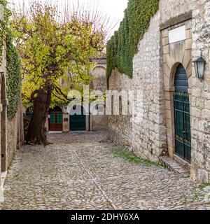 Punta San Vigilio forma una penisola che chiude a nord-ovest il Golfo di Garda. In questa piccola prominenza ci sono una villa, una chiesa, un i storico Foto Stock