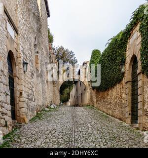 Viale che conduce al parco di San Vigilio. Il parco forma una penisola che chiude il Golfo di Garda a nord-ovest. San Vigilio è sempre stato un de Foto Stock