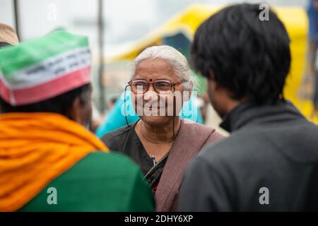 Medha Patkar, un attivista sociale sorride mentre si parla con gli agricoltori durante la dimostrazione. Agricoltori di tutti gli stati continuano a protestare durante il freddo sulla National Highway 9. I leader degli agricoltori hanno deciso di iniziare lo sciopero della fame mentre continuano a protestare contro le nuove leggi agricole del governo centrale. Foto Stock