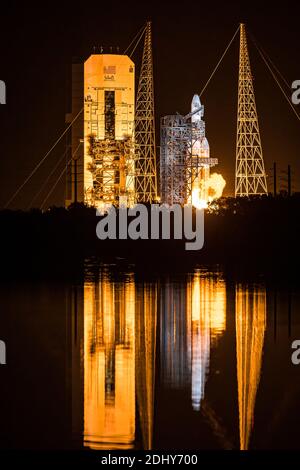 Un razzo pesante della United Launch Alliance (ULA) Delta IV che trasporta la missione NROL-44 per l'Ufficio Nazionale di Riconoscimento (NRO) si solleva dallo Space Launch Complex-37 il 10 dicembre alle 20:09 EST alla Cape Canaveral Space Force Station, FL il 11 dicembre 2020. (Foto di Alex G. Perez/AGPfoto/Sipa USA) Credit: Sipa USA/Alamy Live News Foto Stock