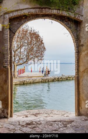 Punta San Vigilio forma una penisola che chiude a nord-ovest il Golfo di Garda. In questa piccola prominenza ci sono una villa, una chiesa, un i storico Foto Stock