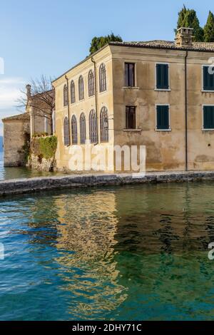 Punta San Vigilio forma una penisola che chiude a nord-ovest il Golfo di Garda. In questa piccola prominenza ci sono una villa, una chiesa, un i storico Foto Stock