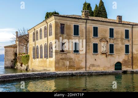 Punta San Vigilio forma una penisola che chiude a nord-ovest il Golfo di Garda. In questa piccola prominenza ci sono una villa, una chiesa, un i storico Foto Stock