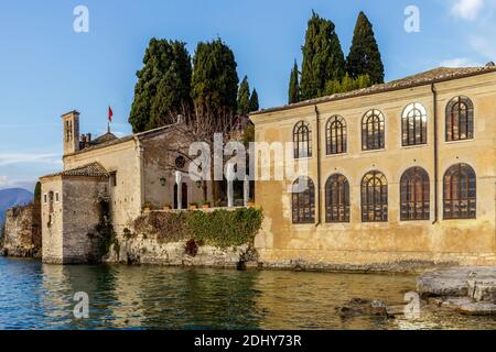 Punta San Vigilio forma una penisola che chiude a nord-ovest il Golfo di Garda. In questa piccola prominenza ci sono una villa, una chiesa, un i storico Foto Stock