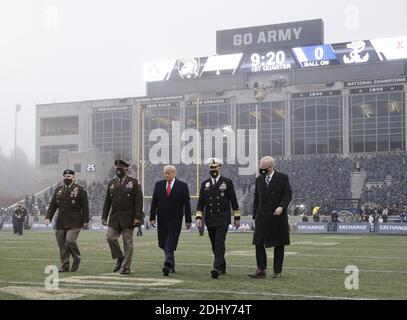 West Point, Stati Uniti. 12 dicembre 2020. West Point, Stati Uniti. 12 dicembre 2020. Il presidente Donald Trump arriva a fare il lancio della moneta prima che i Cavalieri neri dell'Esercito giochino al Midshipmenon della Marina militare nel 121esimo tradizionale Army-Navy Game al Michie Stadium a West Point. Il gioco di rivalità annuale è stato tradizionalmente giocato di fronte a una folla di capacità negli stadi NFL a Philadelphia, Baltimora, Landover o East Rutherford, ma la pandemia del coronavirus ha costretto il gioco ad essere giocato a West Point per la prima volta dal 1943. Credit: UPI/Alamy Live News Foto Stock
