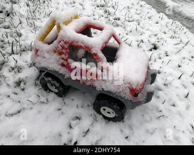 Mortara - 12-04-2020: Auto giocattolo abbandonata sotto la neve Foto Stock