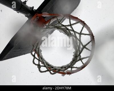 Mortara - 12-04-2020: Canestro da basket a basso angolo Foto Stock