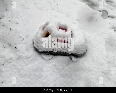 Mortara - 12-04-2020: Macchina giocattolo coperta di neve Foto Stock