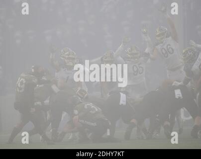West Point, Stati Uniti. 12 dicembre 2020. West Point, Stati Uniti. 12 dicembre 2020. I Cavalieri neri dell'Esercito calciano un obiettivo di campo nella prima metà contro il Midshipmenon della Marina militare nel 121esimo gioco tradizionale dell'Esercito-Marina allo Stadio di Michie a West Point. Il gioco di rivalità annuale è stato tradizionalmente giocato di fronte a una folla di capacità negli stadi NFL a Philadelphia, Baltimora, Landover o East Rutherford, ma la pandemia del coronavirus ha costretto il gioco ad essere giocato a West Point per la prima volta dal 1943. Credit: UPI/Alamy Live News Foto Stock