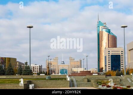 Vista dal viale Nurjol dell'iconica Torre dei Trasporti moderna e del Ministero del petrolio e del gas KazMunaiGas, Nur-Sultan (Astana), Kazakhstan Foto Stock