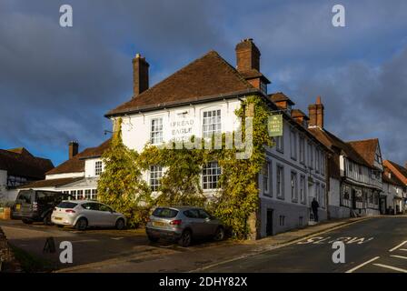 Vista del Spread Eagle Hotel, una locanda medievale risalente al 1430 nel centro storico, South Street, Midhurst, West Sussex Foto Stock